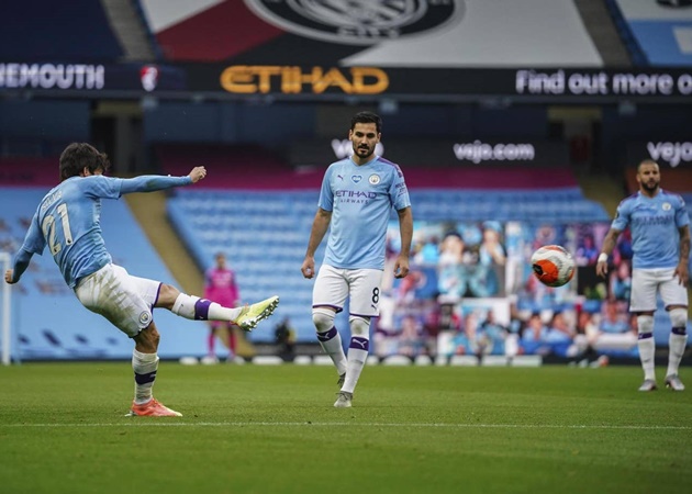 Và dĩ nhiên sẽ không thể thiếu David Silva, người tiếp tục tạo ra một siêu phẩm sút phạt khi Manchester City gặp AFC Bournemouth.