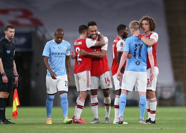David Luiz an ủi Kevin De Bruyne sau trận.