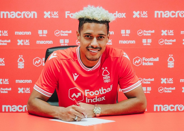 Trong nỗ lực tìm đường trở lại Premier League, Nottingham Forest quyết định chiêu mộ Lyle Taylor từ Charlton.