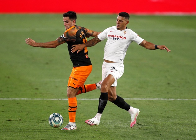 Sevilla chỉ phải chi 13.5 triệu bảng để có được Diego Carlos từ FC Nantes. Chiều cao ấn tượng, lối chơi mạnh mẽ của anh bù trừ hoàn hảo cho đối tác Jules Kounde ở hàng phòng ngự.