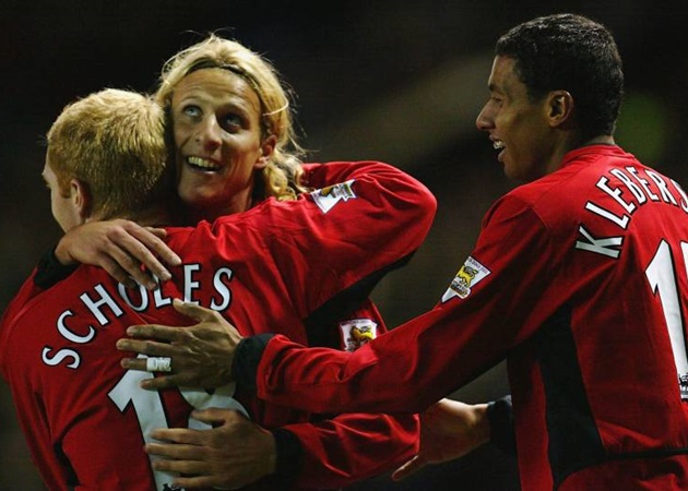 Diego Forlan đã khép lại sự nghiệp tại Manchester United với 10 bàn thắng và 7 pha kiến tạo sau 63 trận ra sân. Và có lẽ, CĐV Quỷ đỏ sẽ không bao giờ quên cú đúp của anh ghi vào lưới Liverpool hồi tháng 12/2002.