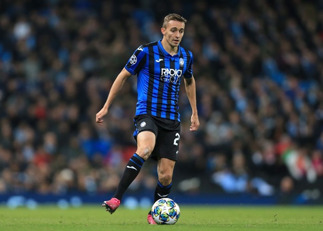 Leicester City cũng bắt đầu hành động khi sẵn sàng chi 23 triệu euro để có được chữ ký của Timothy Castagne từ Atalanta. Đây là sự thay thế trực tiếp cho Ben Chilwell đã gia nhập Chelsea. Tuy sở trường là hậu vệ phải, thế nhưng tuyển thủ Bỉ có thể chơi tốt ở cánh trái nếu cần.