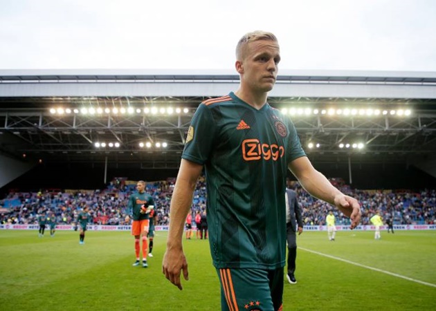 Trong khi đó, Ajax Amsterdam đã chấp nhận bán Donny van de Beek cho M.U với mức giá 40 triệu euro, đồng thời không cần thương lượng gì thêm. Tuyển thủ Hà Lan sẽ đặt bút ký vào bản hợp đồng có thời hạn 5 năm và cuộc kiểm tra y tế sẽ diễn ra vào tuần tới.