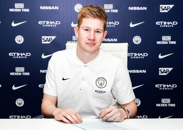 Mùa giải 2015/16, Manchester City đã hoạt động rầm rộ và mang về Kevin De Bruyne, Raheem Sterling, Fabian Delph cũng như Nicolas Otamendi. Và 3 trong số 4 cái tên kể trên đã giúp The Citizens lên ngôi liên tiếp ở các mùa 2017/18 cùng 2018/19.