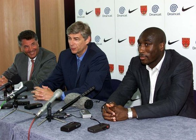 Mùa giải 2001/02, Arsenal mang về Sol Campbell, Edu Gaspar, Kolo Toure cùng Giovanni van Bronckhorst và giúp cho đội bóng có được danh hiệu Premier League cũng như FA Cup.
