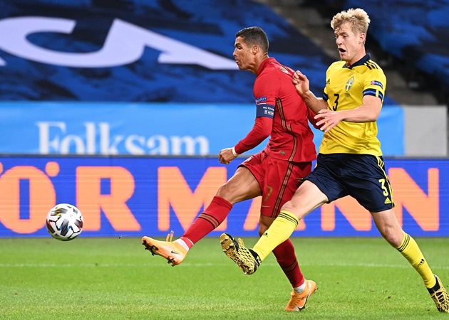 Và phải chờ tới gần 1 năm sau đó, CR7 mới đạt được cột mốc 101 bàn cho ĐTQG nhờ 2 siêu phẩm vào lưới Thụy Điển. Giờ đây, anh chỉ còn cách kỷ lục của huyền thoại Ali Daei vỏn vẹn 8 bàn.