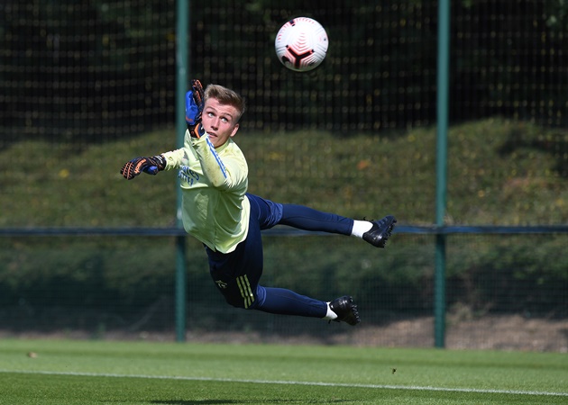 Vừa tới Arsenal, Runarsson đã lao vào tập luyện.