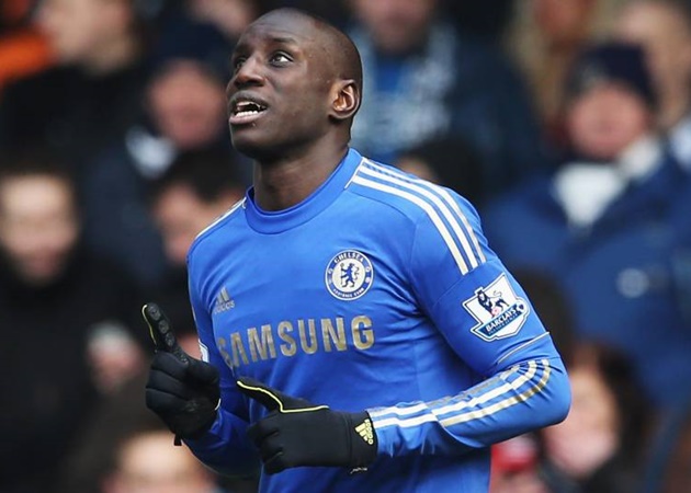 Có thể nói, Demba Ba đã gây thất vọng khi gia nhập Chelsea. Anh ra sân 51 trận, ghi 14 bàn thắng trước khi rời đi. Có lẽ, pha lập công đáng nhớ nhất của anh là vào lưới Liverpool vào tháng 9/2014.