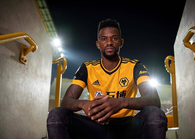 Hậu vệ phải: Nelson Semedo (Wolves - 35 triệu euro). Tân binh mùa hè của Bầy sói hòa nhập rất tốt với môi trường mới. Mùa giải năm nay, anh luôn được xem như sự lựa chọn hàng đầu của HLV Nuno Espirito Santo.