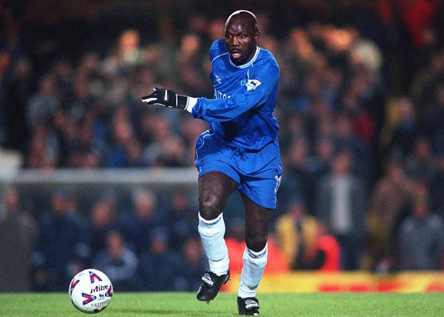 Đầu tiên phải kể đến George Weah. Ông từng gia nhập Chelsea từ AC Milan theo dạng cho mượn. Tuy nhiên, huyền thoại sinh năm 1966 chỉ ra sân 14 trận. Hiện tại, ông đang nắm giữ vai trò tổng thống của Liberia.