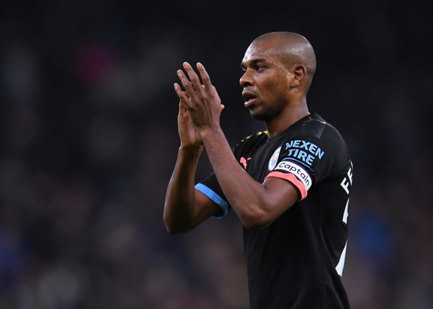 Đầu tiên là Fernandinho, người vẫn đang rất hữu ích tại Manchester City nhờ vào sự đa năng. Anh có thể chơi ở cả vai trò tiền vệ trung tâm lẫn trung vệ nếu cần.