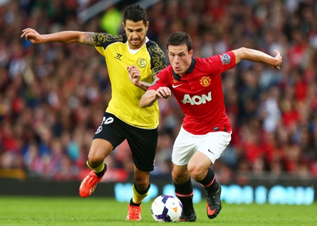 4. Đã có thời điểm giới chuyên môn nhận định Angelo Henriquez là "sát thủ" mới của bóng đá Chile. Khi đó, chân sút sinh năm 1994 đang chơi cho Club Universidad de Chile. Tuy nhiên, sau 3 năm gắn bó, anh không được khoác áo đội một M.U bất kỳ lần nào. Tiền đạo 26 tuổi từng chinh chiến 3 mùa giải ở Dinamo Zagreb trước khi trở lại Club Universidad de Chile hồi mùa Hè 2018.