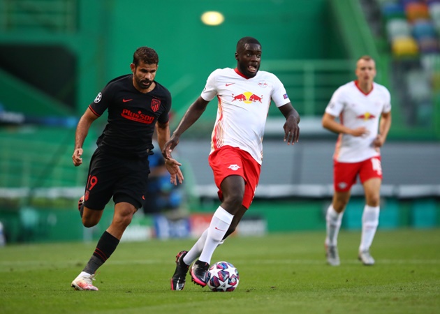Dayot Upamecano có thể quán xuyến tốt tuyến giữa nhờ khả năng dùng chân lý tưởng của mình.