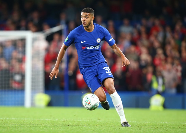 Đá cặp với Fikayo Tomori ở U20 World Cup 2017 là một cái tên khác của Chelsea, Jake Clarke-Salter. Dù vậy, so với đồng đội cùng trang lứa, tên tuổi của Clarke-Salter không nổi bằng.