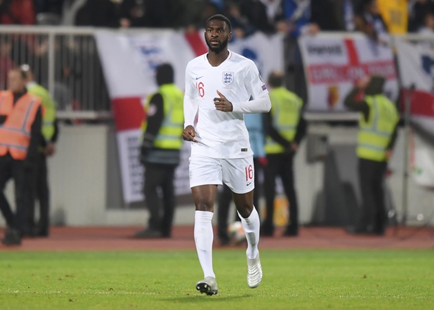 Trong khi đó, Fikayo Tomori luôn cho thấy độ ổn định của mình tại Chelsea hay khi được mang cho mượn tại Derby County. Khi HLV Frank Lampard đến, chàng trai mang dòng máu Canada đã được trao nhiều cơ hội hơn.