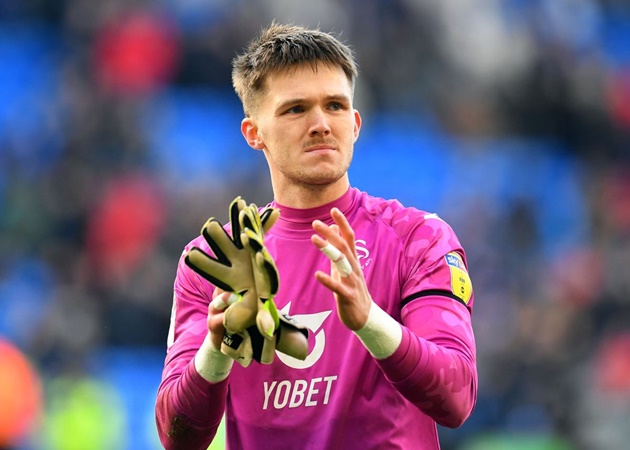 Đứng trong khung gỗ là thủ thành Freddie Lookman, người vẫn đang đầu quân cho Newcastle United.