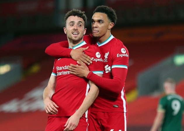 5. Hình ảnh ăn mừng đầy cảm xúc này của Trent Alexander-Arnold cùng Diogo Jota đang "gây bão" với các CĐV Liverpool.