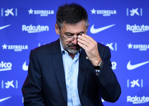 Sau tất cả, Bartomeu cũng chia tay sân Camp Nou.