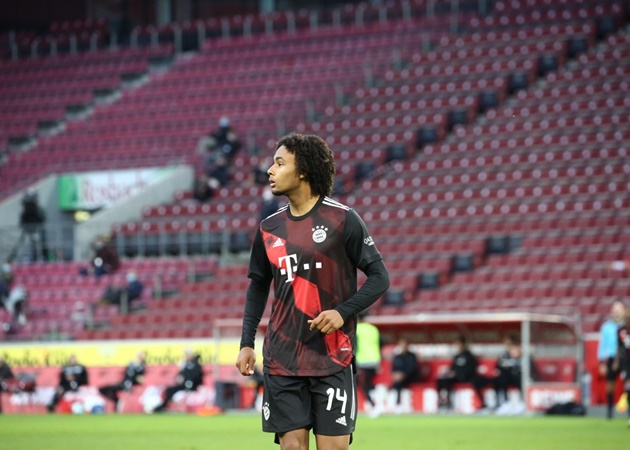 HLV Hansi Flick cũng bắt đầu thực hiện những thử nghiệm khi tung Joshua Zirkzee vào sân thay cho Eric Maxim Choupo-Moting.