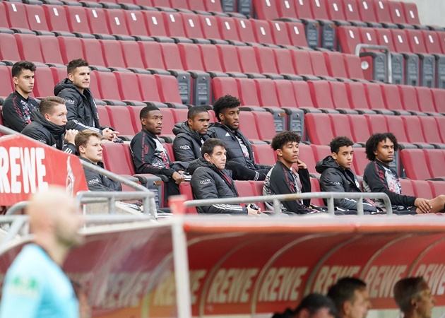 Bên ngoài sân, dàn sao dự bị của Bayern Munich gồm những Douglas Costa, Kingsley Coman và David Alaba cũng luôn sẵn sàng để xung trận.