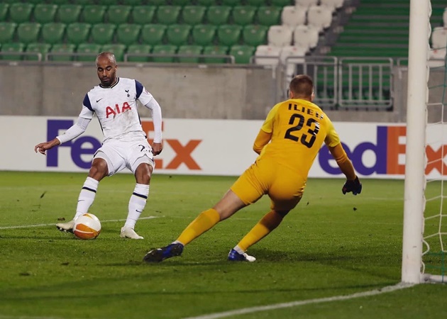 Phút 32, đến lượt Lucas Moura lên tiếng và Harry Kane là người đáp lễ với pha căng ngang dọn cỗ. Đón đường chuyền bên cánh phải từ đồng đội, ngôi sao người Brazil đã đệm bóng ghi bàn trong tư thế không bị ai kèm.