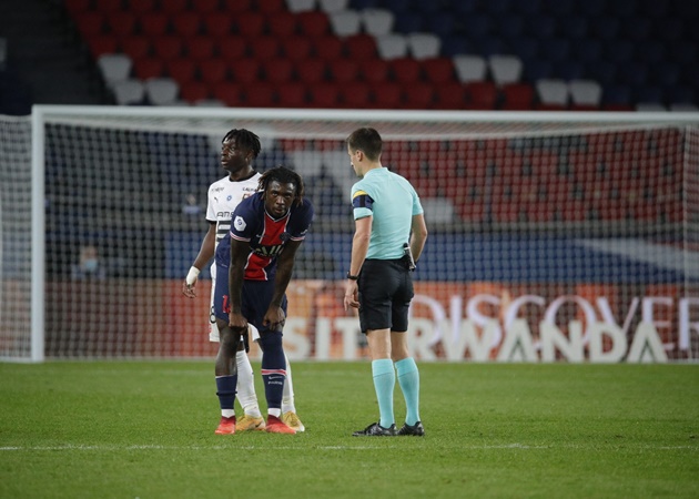 Bước sang hiệp hai, PSG gặp tổn thất khi Moise Kean có dấu hiệu bị đau, đồng thời phải rời sân để nhường chỗ cho Danilo Pereira ở phút 61.