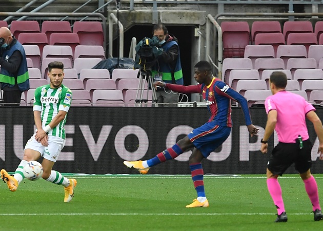 9. Ở trận gặp Real Betis, Ousmane Dembele cũng để lại dấu ấn với pha ngoặt bóng bên cánh phải, sau đó tung ra cú sút sấm sét bằng chân trái tung lưới Claudio Bravo.