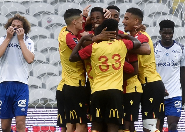 4. Ở Ligue 1 cũng có một "drama" hấp dẫn không kém. Lens và Reims đã rượt đuổi tỷ số từ phút 47 trở đi và khép lại trận đấu với kết quả 4-4. Trong số đó, có tới 2 pha phản lưới nhà và màn thư hùng này kết thúc với việc Lens bị... VAR từ chối một quả penalty.