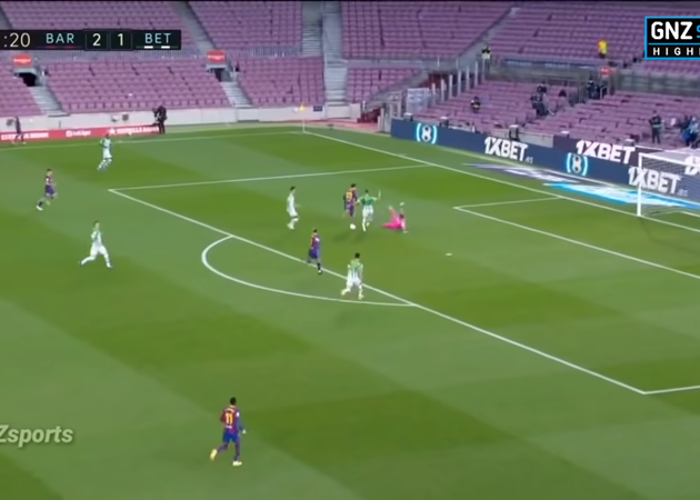 8. Lionel Messi dự bị, Lionel Messi vào sân ở hiệp hai, Lionel Messi lập cú đúp và Lionel Messi cho thấy mình đã thực sự trở lại. Nhưng không thể không kể đến pha bỏ bóng thiên tài này của anh để giúp Antoine Griezmann ghi bàn trong trận gặp Real Betis.