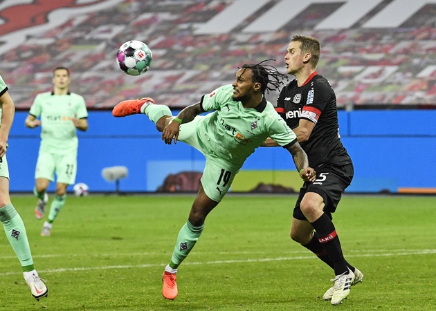 6. Valentino Lazaro của Borussia Monchengladbach có lẽ sẽ giành danh hiệu Puskas năm nay với bàn thắng theo phong cách "bọ cạp" này vào lưới Bayer Leverkusen.