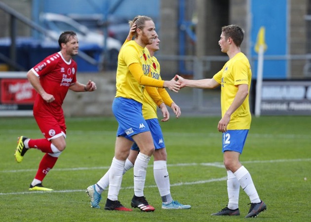 3. Trận đấu giữa Torquay United và Crawley? Khá bình thường, hầu như không ai quan tâm. Trận đấu này có tới 11 bàn thắng? Arsenal và Reading thậm chí còn tạo ra trận cầu tới 12 bàn. Nhưng đáng nói ở chỗ, Torquay cùng Crawley đã tạo nên màn rượt đuổi "để đời" khi liên tiếp ghi bàn từ phút 83 cho tới phút 118 (trước đó, 90 phút chính thức có tới hơn... 21 phút bù giờ). Và cuối cùng, Crewley thắng 6-5 nhờ pha lập công vàng của Ashley Nadesan.