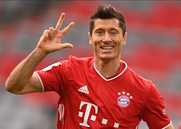 Một trường hợp tương tự là Robert Lewandowski, người đã ghi tới 55 bàn ở mùa giải trước tính trên mọi đấu trường. Sở dĩ tiền đạo người Ba Lan chỉ ghi 7 bàn từ chấm 11m là do phải san sẻ với Thomas Muller.