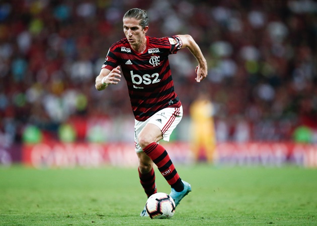 Từ khi còn chơi cho Atletico Madrid và Chelsea, Filipe Luis đã nổi lên như một trong những ngôi sao chạy cánh trái hàng đầu châu Âu, cùng với đó là khả năng hỗ trợ tấn công hoàn hảo. Giờ đây ở tuổi 35, anh vẫn đang miệt mài cống hiến cho Flamengo.