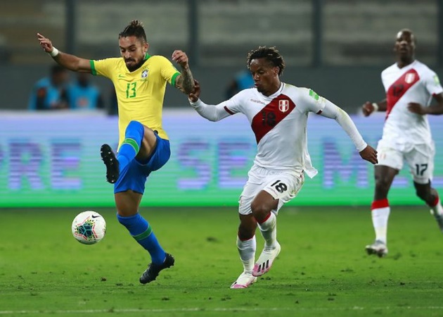 Alex Telles có khả năng chơi trong vai trò của một tiền đạo cánh trái nhờ phong cách đầy tốc độ và không kém phần kỹ thuật.