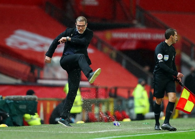 HLV Slaven Bilic dĩ nhiên rất tức giận với trận thua và hình ảnh này đã nói lên tất cả.