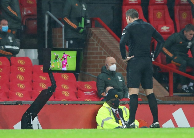 Nhưng ngay sau đó, ông David Coote bất ngờ "bẻ còi" khi nhận được sự hỗ trợ từ VAR. Theo đó, Bruno Fernandes đã chạm bóng trước khi phạm lỗi với đối thủ.