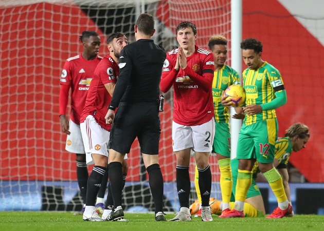 Một trận đấu hay của WBA khi họ thậm chí còn tạo ra tình huống sóng gió ở ngay đầu hiệp hai. Khi ấy, một cầu thủ đội khách bị Bruno Fernandes phạm lỗi và trọng tài đã chỉ tay vào chấm penalty.