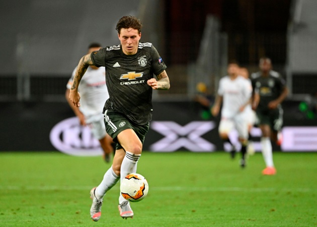 Victor Lindelof bắt đầu thi đấu ổn định hơn và trở thành cái tên được ưu tiên trong đội hình của HLV Ole Gunnar Solskjaer.