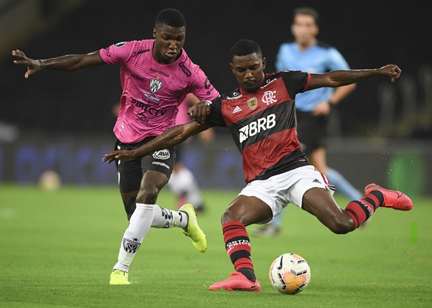 Caicedo (áo hồng) sắp gia nhập M.U.