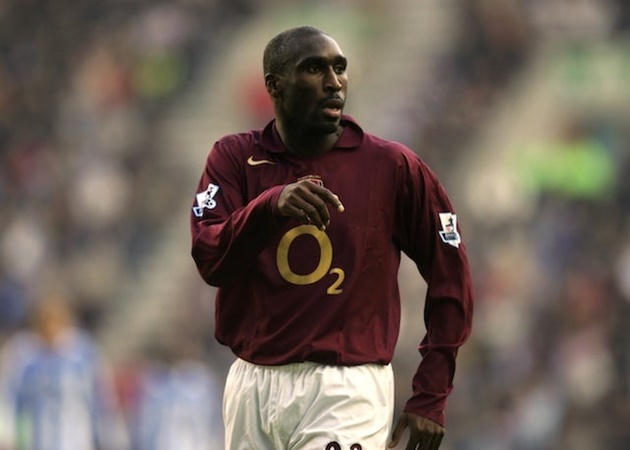 7. Dù là trung vệ thép một thời, tuy nhiên Sol Campbell lại là cái tên gây ra khá nhiều tranh cãi. Anh từng dứt bỏ màu áo Tottenham Hotspur để gia nhập Arsenal vào năm 2001, sau đó thi đấu 211 trận cho Pháo thủ.