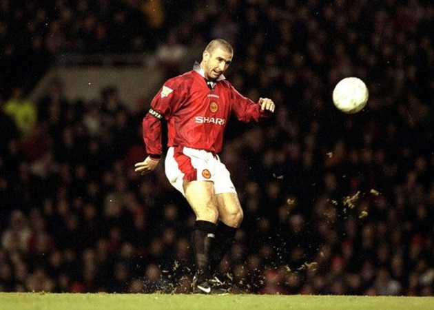 3. Xếp thứ 3 vẫn là một cầu thủ của Manchester United - Eric Cantona. Thật khó tin khi Quỷ đỏ chiêu mộ ông với mức phí... 1.80 triệu euro từ đối thủ truyền kiếp Leeds United. Tính tổng thể, huyền thoại người Pháp ra sân 180 trận, ghi 81 bàn thắng và có 61 pha kiến tạo.
