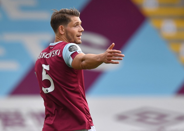 Trung vệ: James Tarkowski (Burnley). Cầu thủ 28 tuổi đã có một pha cản phá quan trọng giúp đội nhà giữ sạch mành lưới trong màn chạm trán West Brom.