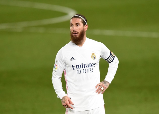 Nơi trung tâm hàng thủ sẽ là sự hiện diện của Sergio Ramos. Chính sự nhiệt huyết và khả năng phòng ngự tuyệt vời đến từ trung vệ 34 tuổi đã góp phần quan trọng giúp Real Madrid vô địch Champions League 3 lần liên tiếp.