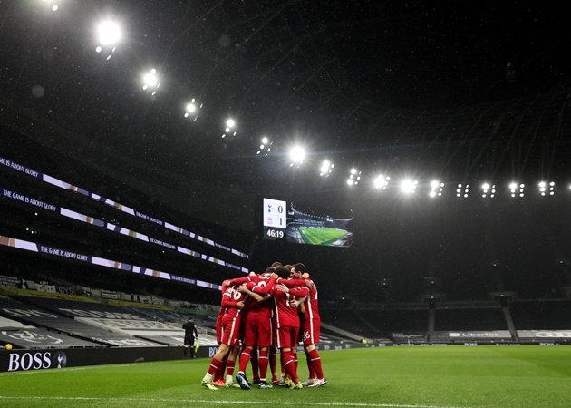 Lần đầu tiên trong lịch sử, Liverpool giành chiến thắng 6 trận liên tiếp và có 3 chiến thắng liên tiếp trên sân khách trước Tottenham Hotspur.