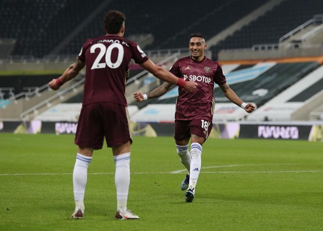 Sau thời của Michael Bridges (tháng 8/1999), Leeds United mới lại có một cầu thủ ghi 3 bàn đầu tiên cho CLB đều trên sân khách và đó là Raphinha (số 18).