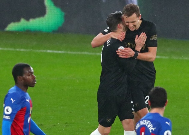 Tính từ thời điểm Tomas Soucek ra mắt Premier League hồi tháng 2/2020, không một cầu thủ nào tại giải đấu này ghi các bàn thắng bằng đầu nhiều hơn tiền vệ người Cộng hòa Séc (5). Và sau trận thắng 3-2 của West Ham United trên sân Crystal Palace, anh đã trở thành cầu thủ Cộng hòa Séc thứ 5 cán mốc 10 bàn tại Premier League.