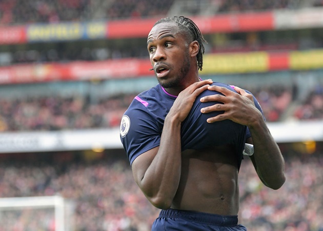 Michail Antonio lại khá giống Adama Traore, người sở hữu một thân hình vạm vỡ. Đó là lý do vì sao tiền đạo của West Ham United trông khá lùn dù cũng cao 1m8.