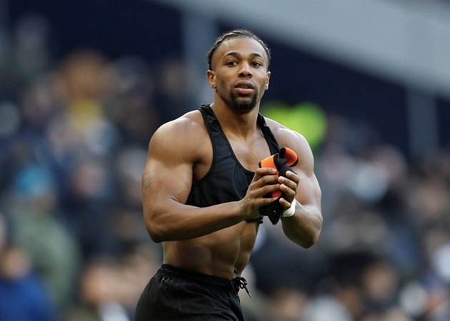 Khi còn thi đấu cho đội trẻ Barca hay Middlesbrough, Adama Traore có một cơ thể vừa vặn. Tuy nhiên, những nỗ lực tập luyện đã biến anh thành "quái vật" đúng nghĩa. Thậm chí, nhiều CĐV hay đùa rằng họ không thấy... cổ của cầu thủ thuộc biên chế Wolves ở đâu do các cơ quá lớn.