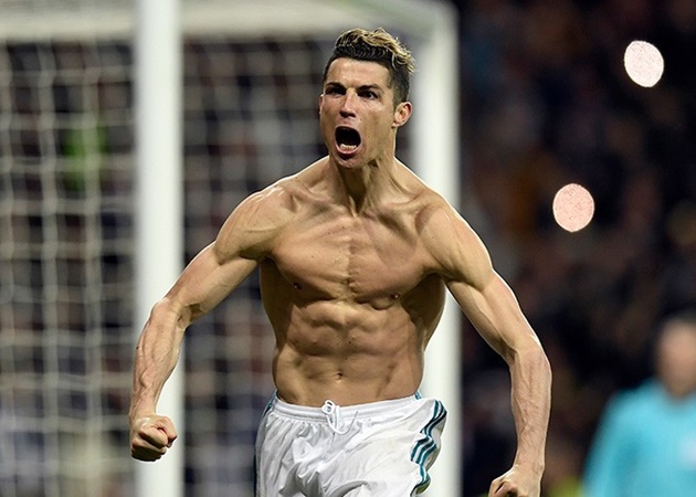 Thời mới đến M.U, người ta tin rằng Cristiano Ronaldo sẽ chẳng thể "tồn tại" ở Premier League với lối chơi màu mè và thân hình gầy còm ấy. Dù vậy, CĐV có lẽ đã quá chán để nói về nghị lực của CR7. Anh duy trì một chế độ ăn uống hợp lý, chăm chỉ tập gym và bức ảnh này chính là thành quả.