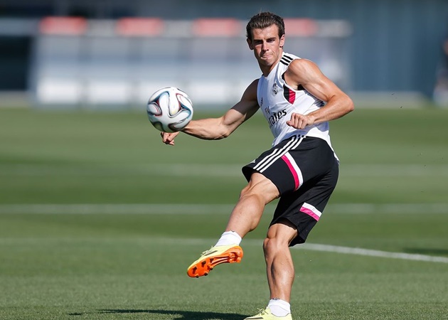 Thời còn thi đấu cho Tottenham Hotspur, Gareth Bale cũng có thân hình mảnh khảnh. Dù vậy, việc điên cuồng tập gym đã khiến cầu thủ người Xứ Wales lột xác, đặc biệt là cơ đùi. Tuy nhiên, vạm vỡ là thế, chân sút thuộc biên chế Real Madrid lại rất hay dính chấn thương.